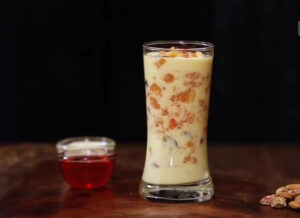 juice by mixing fruit and almond milk Mash 