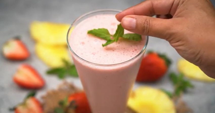 Delicious Pineapple and Berry Smoothie
